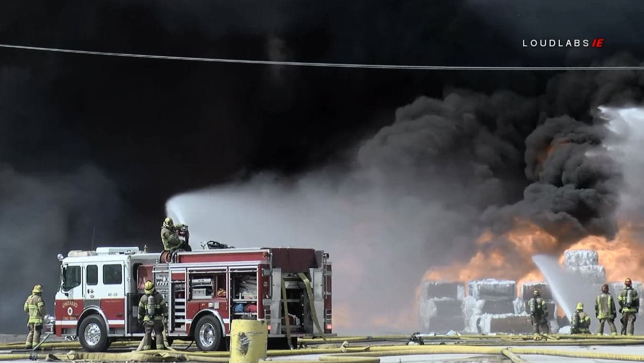De acurdo con las autoridades, no es la primera vez que este centro de reciclaje se incendia.