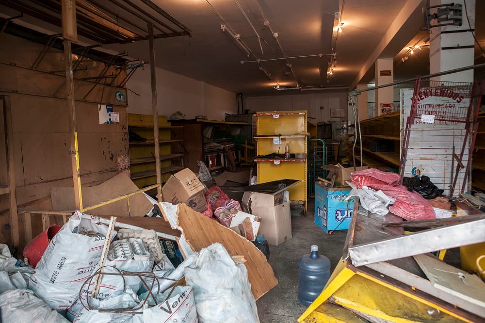 En otra avenida de Valencia, al menos tres supermecados fueron saqueados. Uno de ellos fue el automercado Tarapio. En sus estantes solo quedaron los precios de los alimentos. El resto era desperdicio.