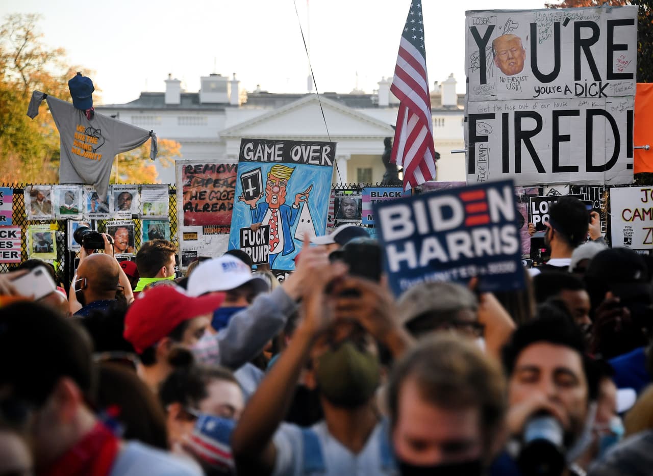 "Estás despedido": manifestaciones de júbilo cerca de la Casa Blanca para decir adiós a Trump