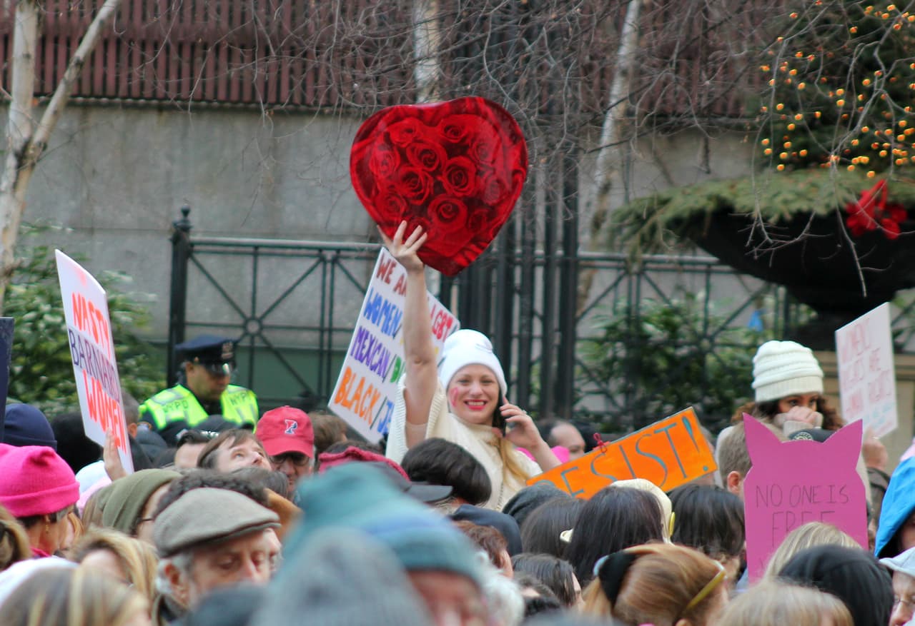Esta marcha buscó unir a miles en defensa de los derechos reproductivos y la equidad de género pero también en favor de la justicia social, los derechos de los inmigrantes y la comunidad LGBTQ.
