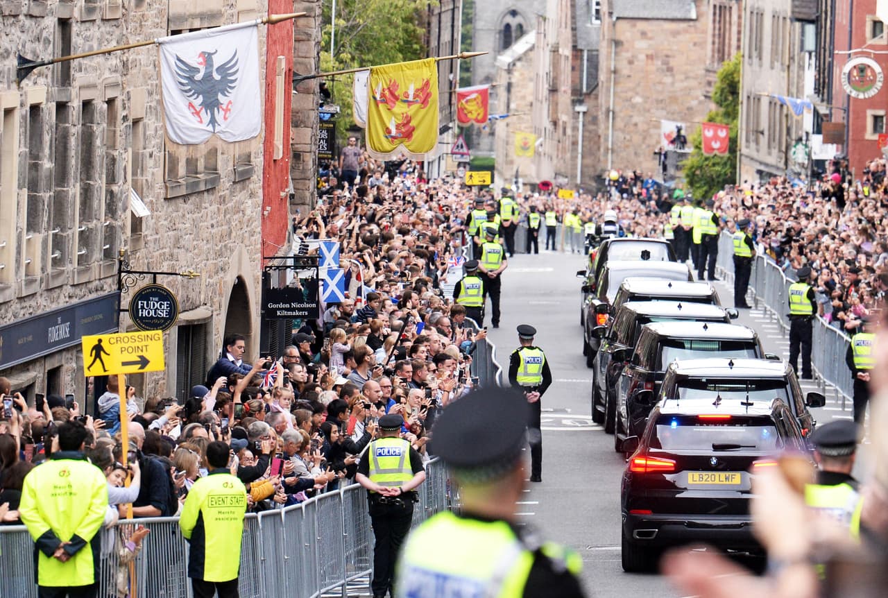 En la avenida Royal Mile, en el centro histórico de Edimburgo, que une el castillo de la ciudad con el palacio real, miles de ciudadanos se apostaron a ambos lados de las barreras montadas por la policía para aplaudir en un ambiente de recogimiento.
<br>