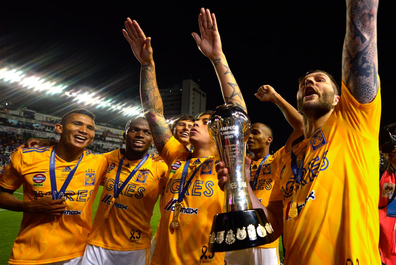 ¡Tigres se proclama Campeón del fútbol mexicano! Los felinos regiomontanos cosecharon su séptimo título de la Liga MX y se cuelan, aunque muchos se sigan negando a aceptarlo, entre los grandes del balompié azteca. Luego de superar en una Final de un solo gol a los Esmeraldas del León, así se dieron los festejos de los Tigres en patio ajeno, imágenes para el recuerdo y que hay que darse un tiempo para echarles un ojo, sobre todo la fiel afición de los felinos regios.