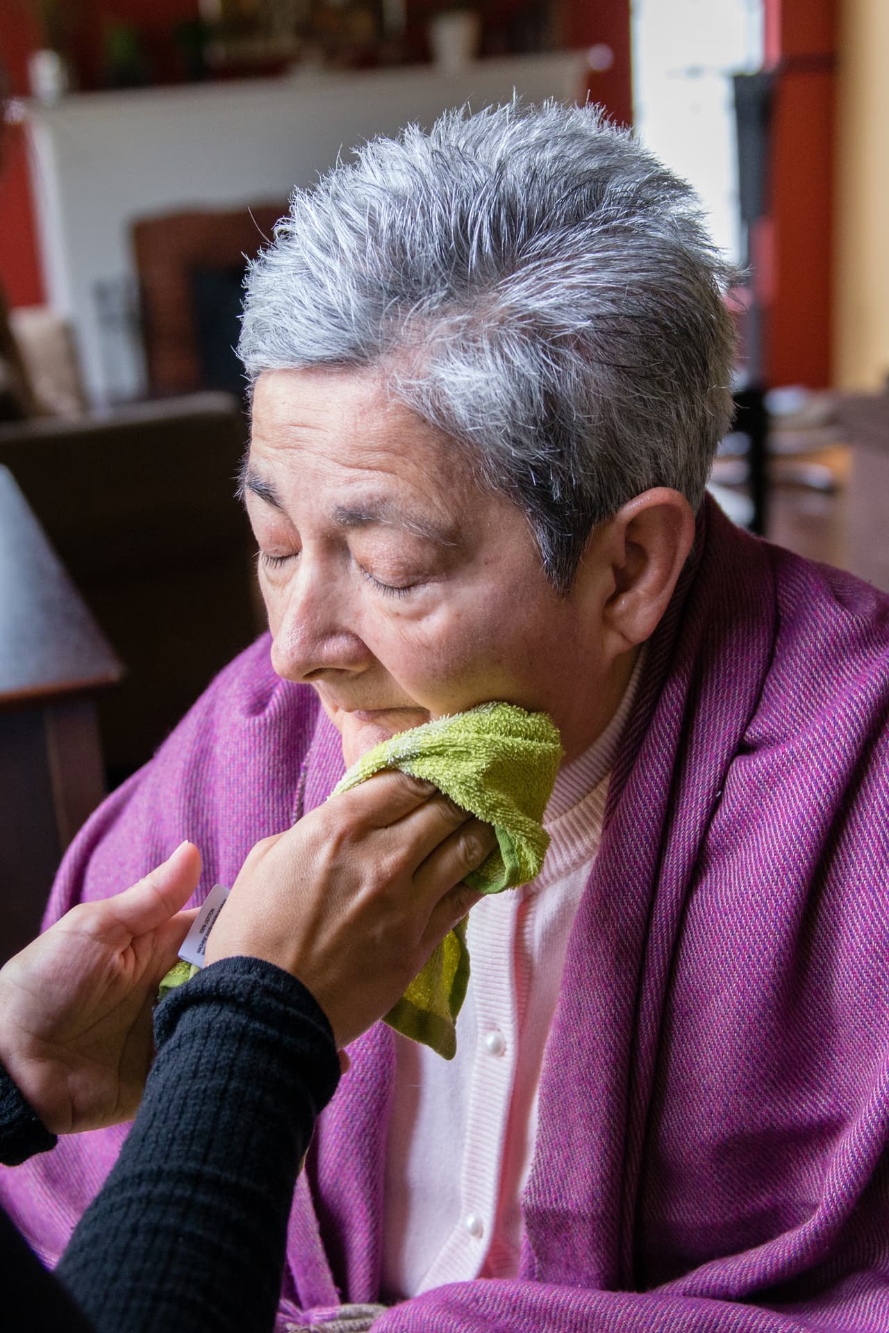 Aquí Rivera parece estar abstraída en sus pensamientos mientras su hija le ayuda a limpiarse el rostro.