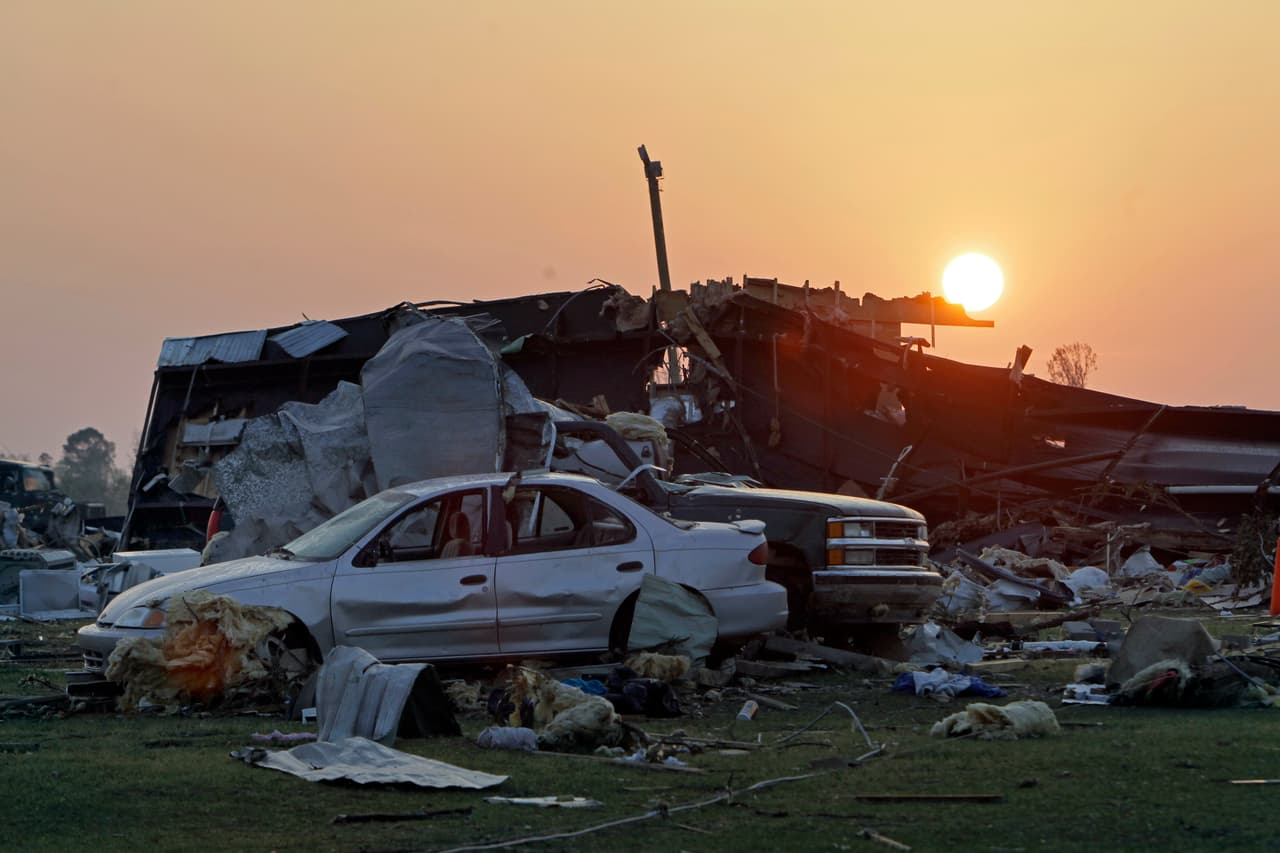 <b>Puesto 18. Tornados en Carolina del Norte (38 muertos) Abril de 2011. </b>En el transcurso de tres días un estimado de 177 tornados golpearon a 10 estados. Se informaron muertes por las tormentas en Alabama, Arkansas, Oklahoma y Virginia, pero la mayoría se reportaron en Carolina del Norte. Produjo pérdidas por más de $2,000 millones.
<br>
