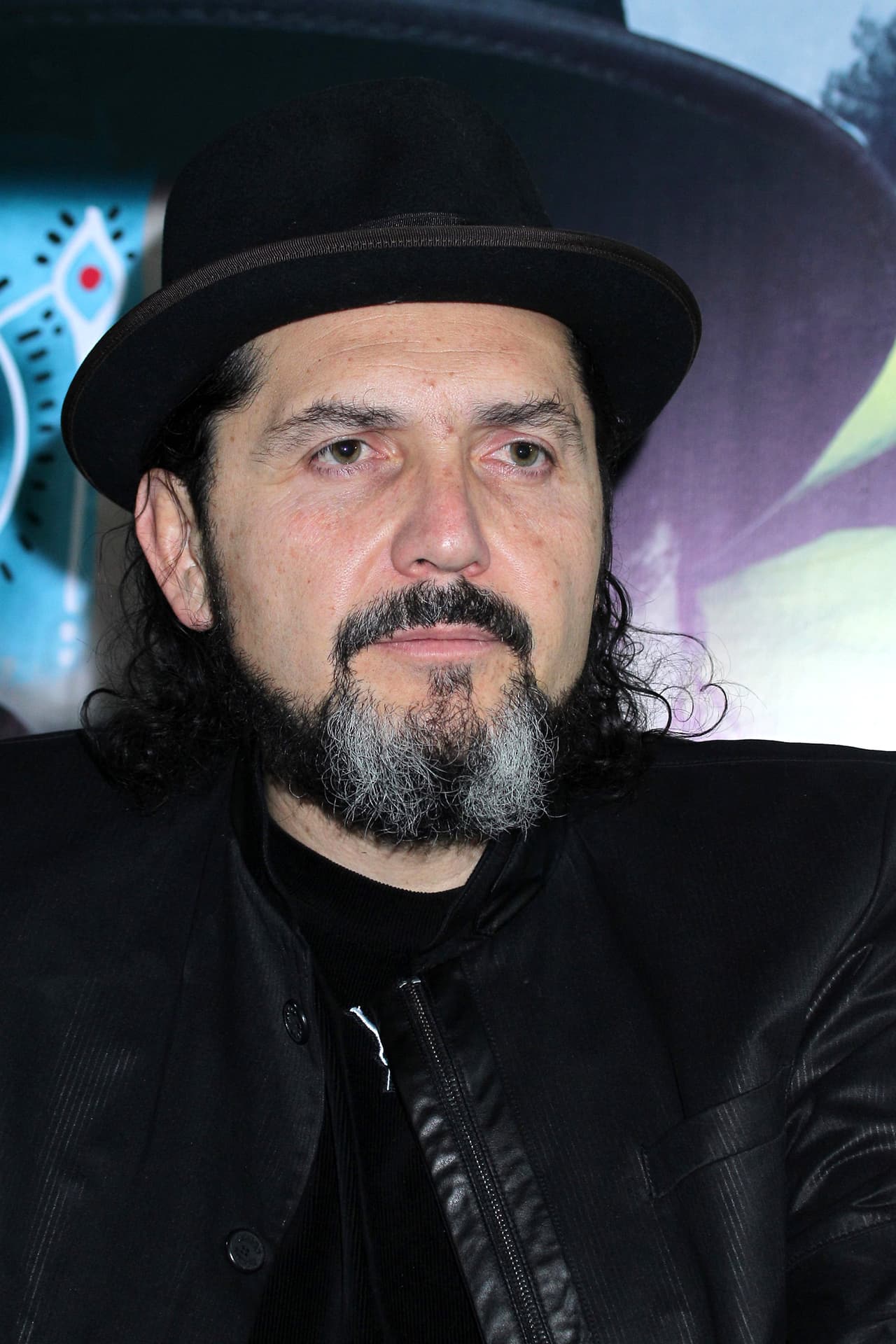 "Un aplauso para el amor, 
<b><a href="https://www.univision.com/famosos/jose-jose-pidio-un-aplauso-para-el-amor-pero-hoy-solo-aplaudimos-a-el-principe-de-la-cancion" target="_blank">a mi querido padrino</a> </b>José José", dijo el cantante cuando interpretó 
<b><a href="https://www.youtube.com/watch?v=Hc7z3ORbhf0" target="_blank">'El abandonado'</a></b>, canción con la que recordó a quien le ayudara a salir de sus adicciones.