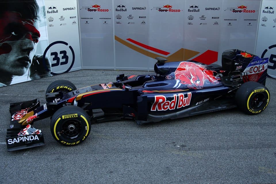 La escudería Toro Rosso transita su décimo año, tras surgir en 2006 como una filial de Red Bull que reemplazó en la grilla a la histórica Minardi. Fue la gran promotora de los jovenes talentos que la escuela de Red Bull proyectó a la Fórmula 1. Sebastian Vettel y Max Verstappen son algunos de ellos. El STR11 está equipado con el motor Ferrari 059/5.