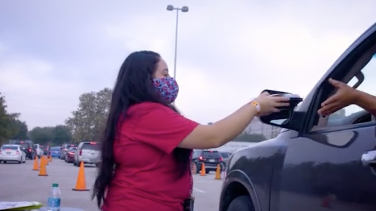 Con la ayuda de H-E-B Mobile Kitchen, empleados y los voluntarios se entregará una caja de artículos navideños frescos y no perecederos.