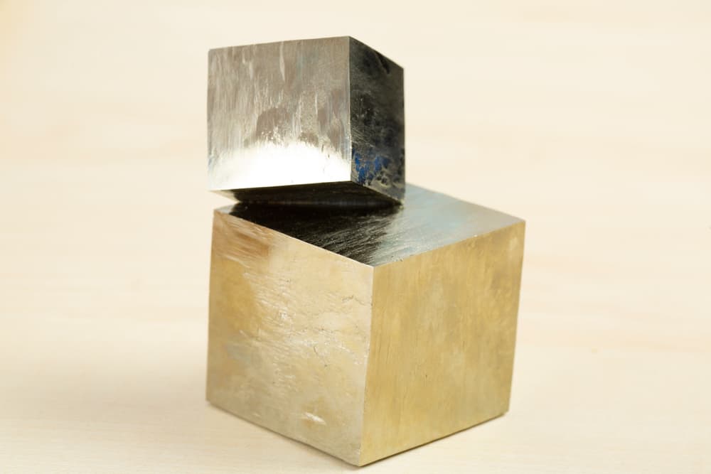 Pero la pirita, justamente por su gran parecido al oro, es un mineral que ha sido usado desde los inicios de la civilización. Culturas ancestrales como los mayas, aztecas, toltecas y hasta los incas, pulían grandes losas de pirita para conseguir un acabado de espejo que utilizaban para fines estéticos y místicos.