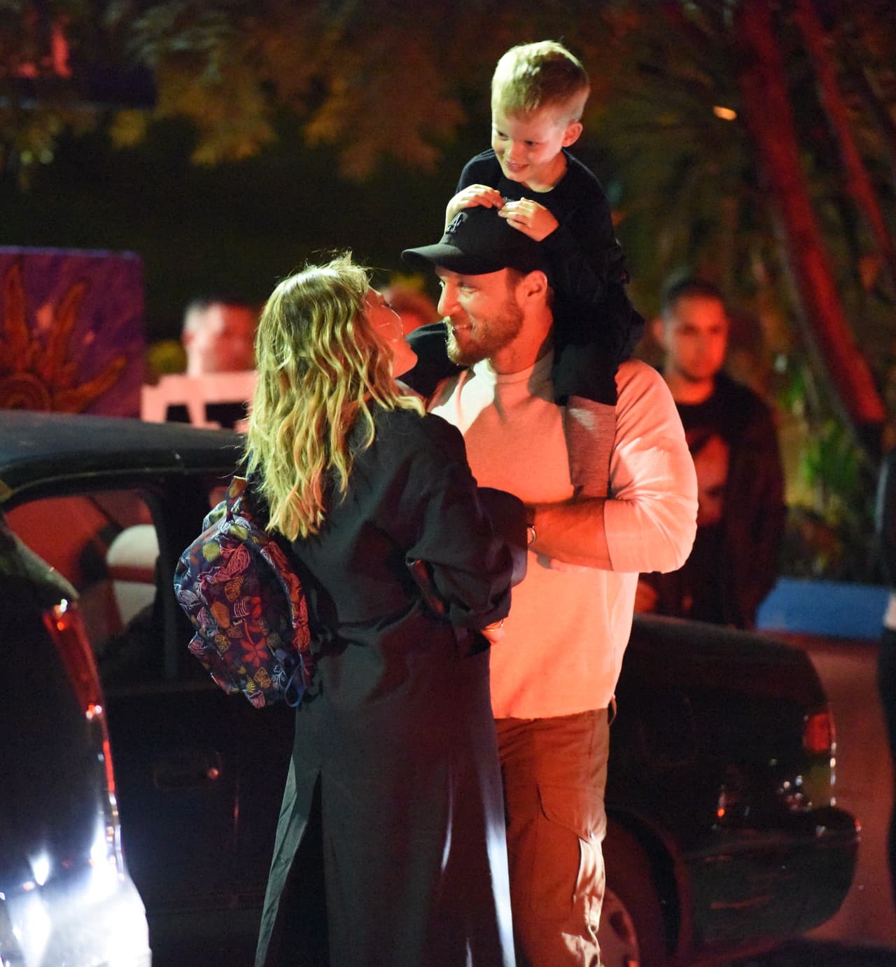 La parejita lucía de lo más romántica, sin importar que el nene estuviera presente.