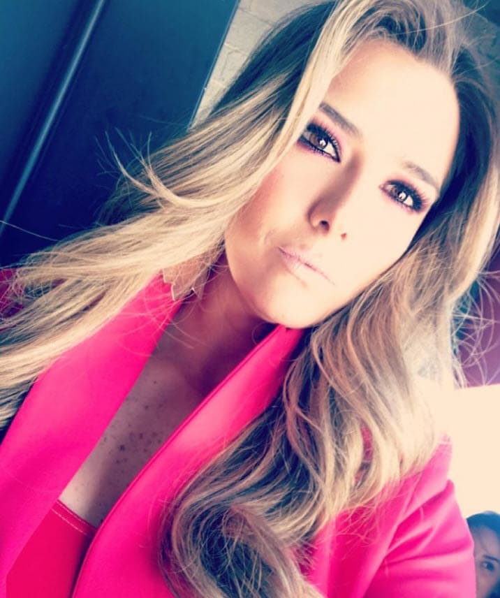 La presentadora nació en Ciudad Victoria, Tamaulipas. Después se trasladó a Nuevo León, en donde estudió Ciencias de la Información y Comunicación en la Universidad de Monterrey.
<br>