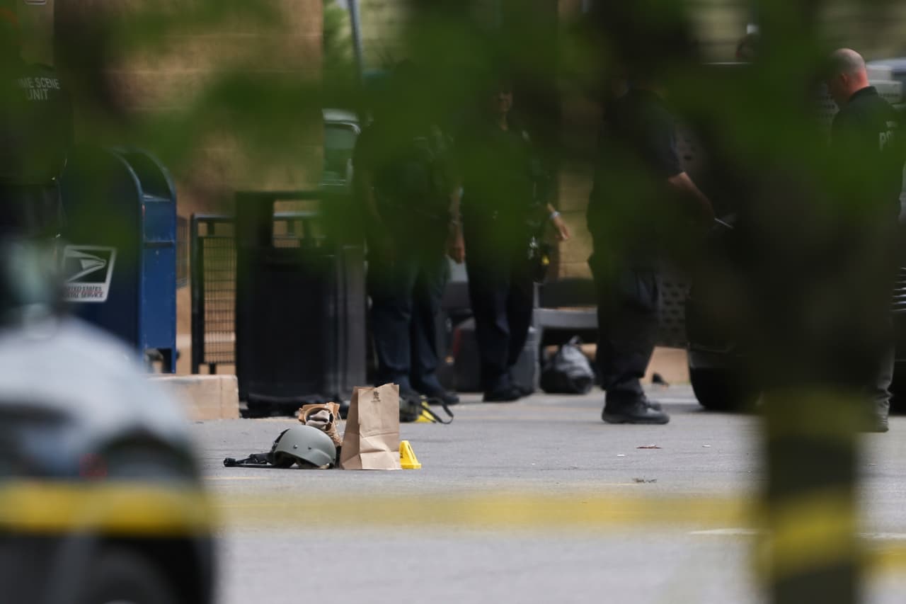 El atacante ingresó a la tienda poco antes de las 2:30 de la tarde "fuertemente armado", dijo Gramalia. Vestía 
<b>chaleco antibalas, casco militar y portaba un rifle</b> que disparó indiscriminadamente incluso desde el estacionamiento, donde hirió a cuatro personas. Tres de ellas fueron las primeras que murieron en el ataque. Aseguró que 
<b>transmitió en vivo su ataque a través de una aplicación de aficionados a los juegos de video, </b>pues llevaba una cámara. Otro de los muertos fue el vigilante de la tienda, que lo enfrentó y resultó herido de bala.
<br>
<br>