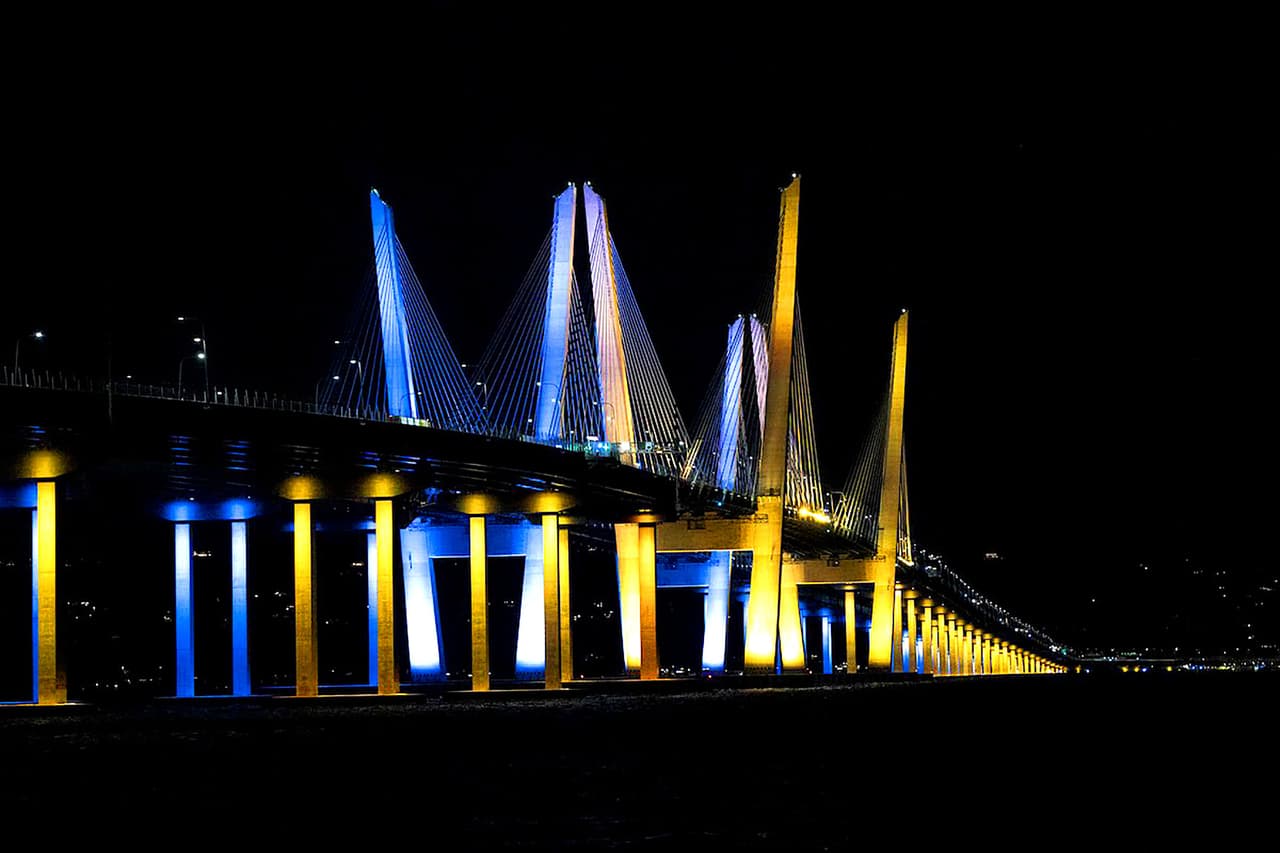 El puente Kosciuszko, que une Brooklyn con Queens en la ciudad de Nueva York, iluminado de amarillo y azul el 25 de febrero. Hochul anunció que estas iluminaciones continuarán durante todo el fin de semana “en solidaridad con el pueblo de Ucrania”.
<br>
<br>
<i><a href="https://www.univision.com/noticias/mundo/cuarto-dia-invasion-rusa-ucrania-ataques-jarkov-kiev-fotos"><u>Mira aquí el cuarto día de la invasión rusa a Ucrania, los ataques en Járkov y la resistencia en Kiev.</u></a></i>