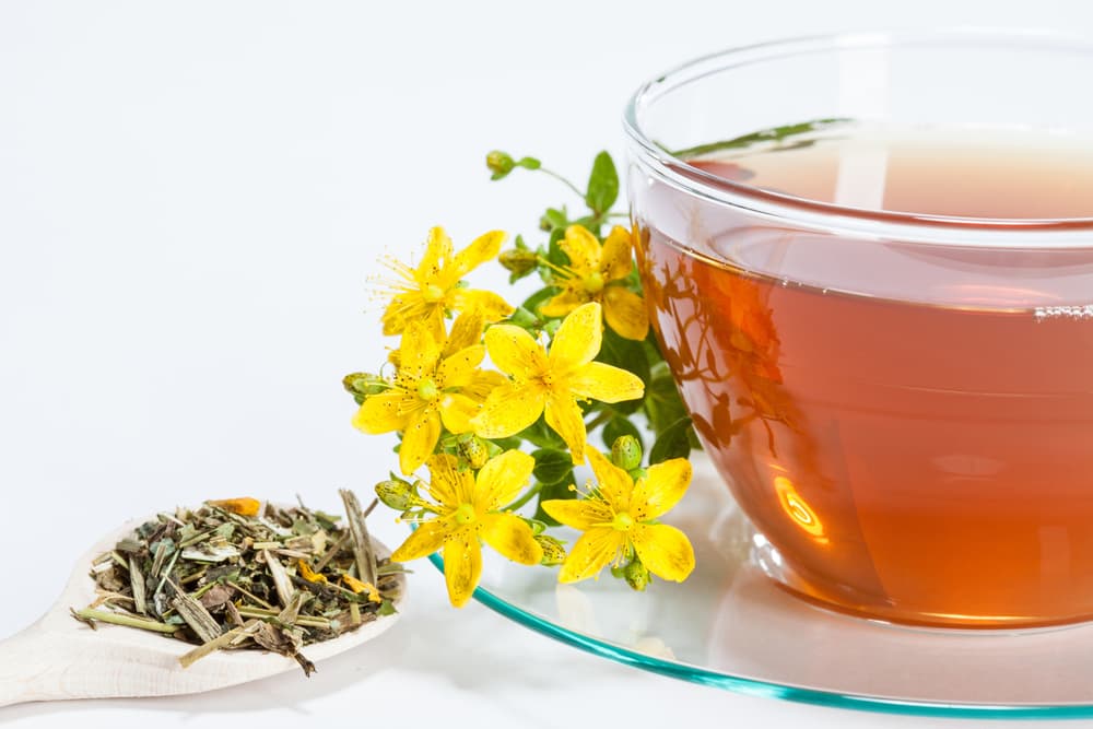 Esto es importantísimo que resaltar, ya que varios estudios señalan que, a pesar de que la hierba de San Juan es un gran remedio natural contra la depresión y la ansiedad, NO debe tomarse si estás tomando cualquier otra medicina, ya que podría ser más dañino que benéfico.