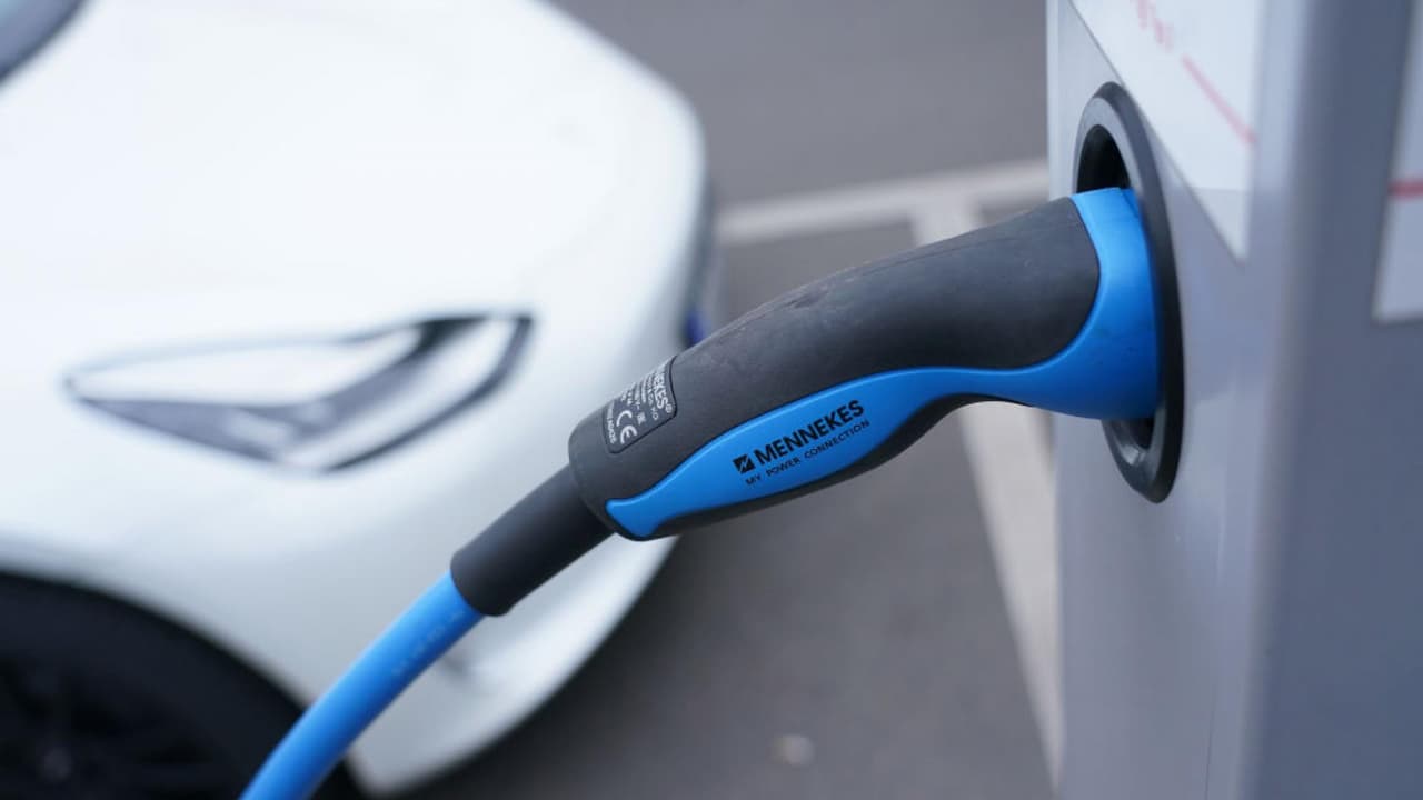 ¿Es conveniente comprar un auto eléctrico o híbrido ante el alto precio de la gasolina?