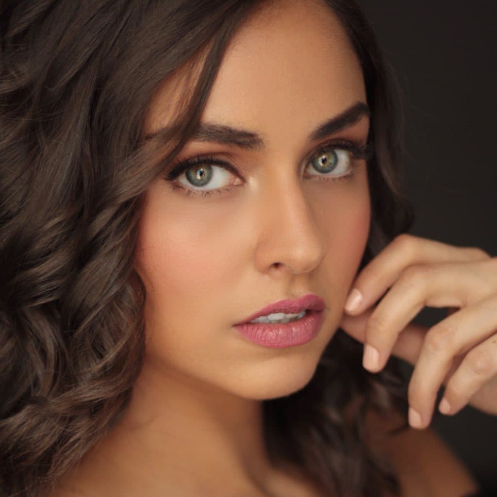 La nueva versión de un clásico de las telenovelas está por llegar, 'Esmeralda' a quien conocimos en el año de 1997 tendrá nuevo rostro y será interpretado por la joven 
<b>Claudia Martín</b>.