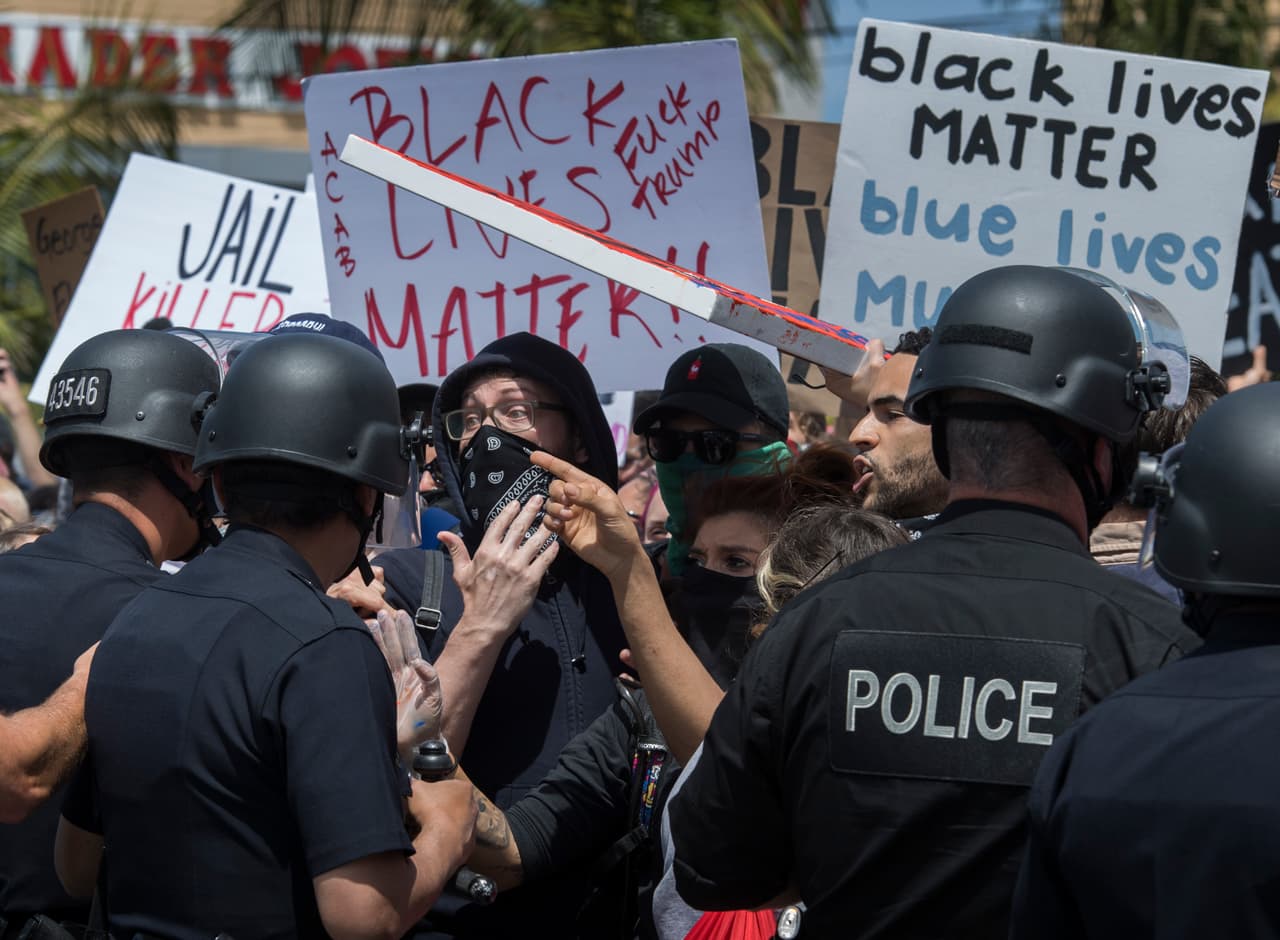 Pero las protestas se convirtieron en saqueos, incendios y destrucción que pusieron en riesgo la seguridad de toda la ciudad.