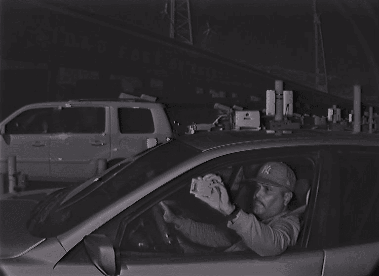 El presunto 'coyote' Neil Edwin Valera fue capturado en esta imagen cuando cruzaba la garita de San Ysidro, California.