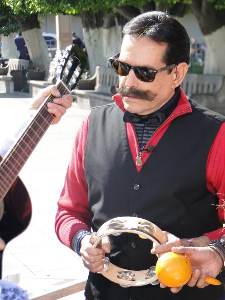 ¿Quién será? El bigote lo hace ver mu diferente.