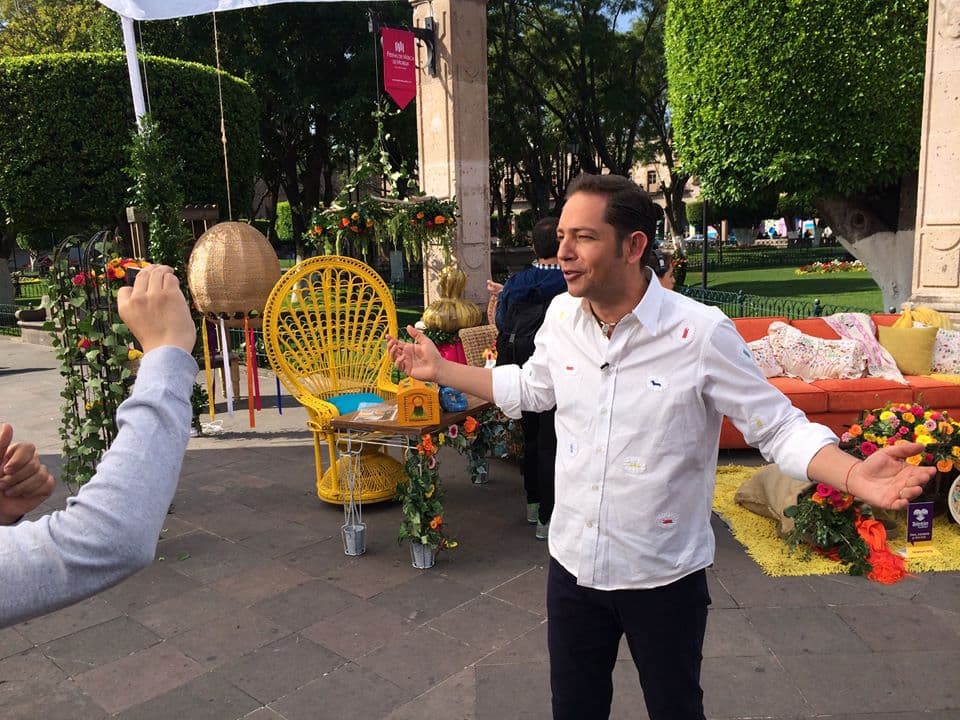 ¡Pose, pose! Jan es el hombre más fotogénico.