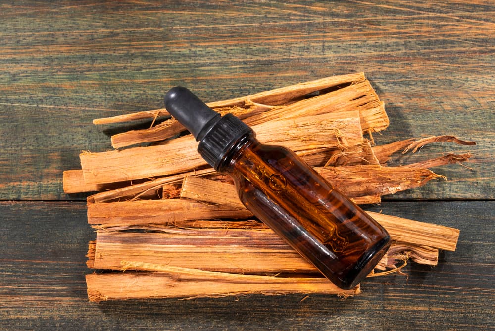 Puede intensificar conflictos o peleas también. Esto se consigue añadiéndola como ingrediente de tu ritual o ungiendo aceite o la infusión a las velas que formen parte de tu hechizo. ¡Úsala con precaución!