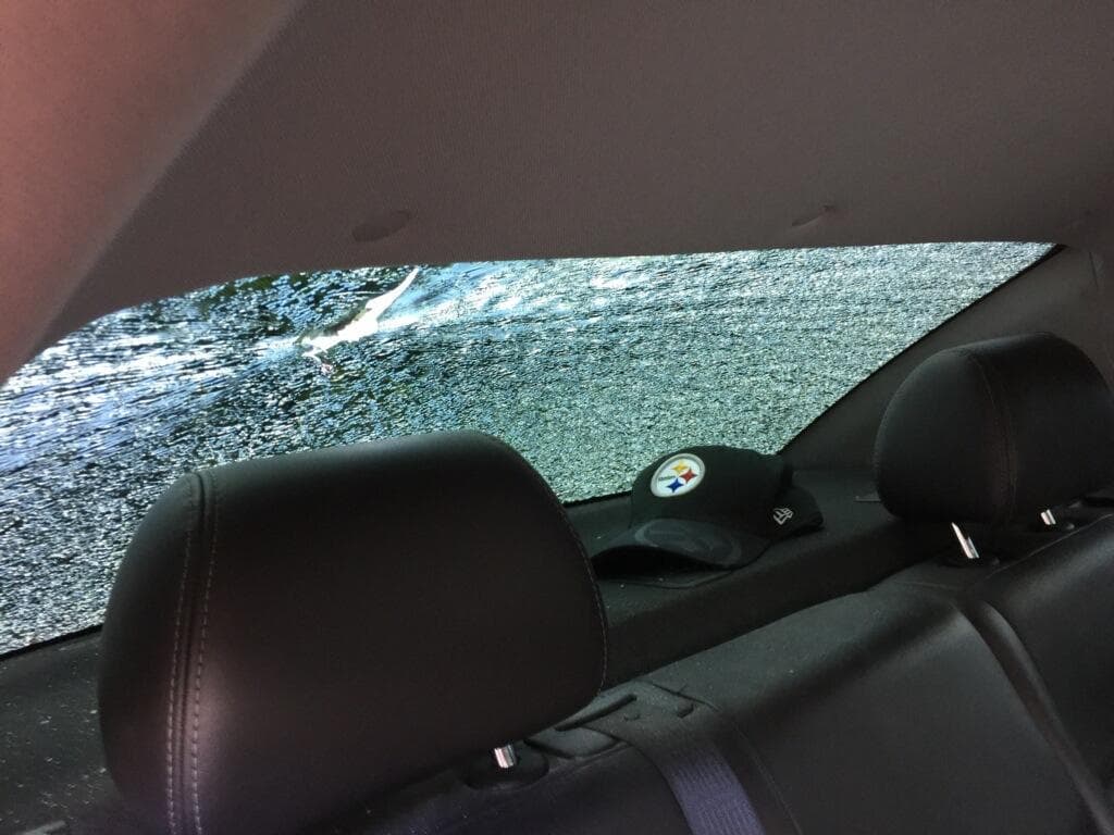 Al principio, Oseas Cervantes, de 19 años, pensó que se les había explotado una llanta, pero luego vio que su novia Sejah Qamoum, quien iba al volante, estaba sangrando.