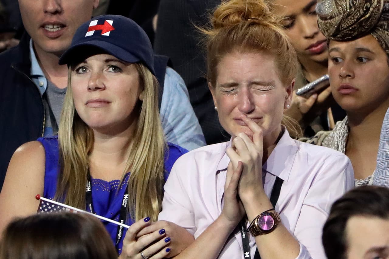 Seguidores de Hillary Clinton lloran siguiendo los resultados de las elecciones durante el que sería el evento de celebración en el Jacob Javits Center, en Nueva York, el martes 8 de noviembre de 2016.