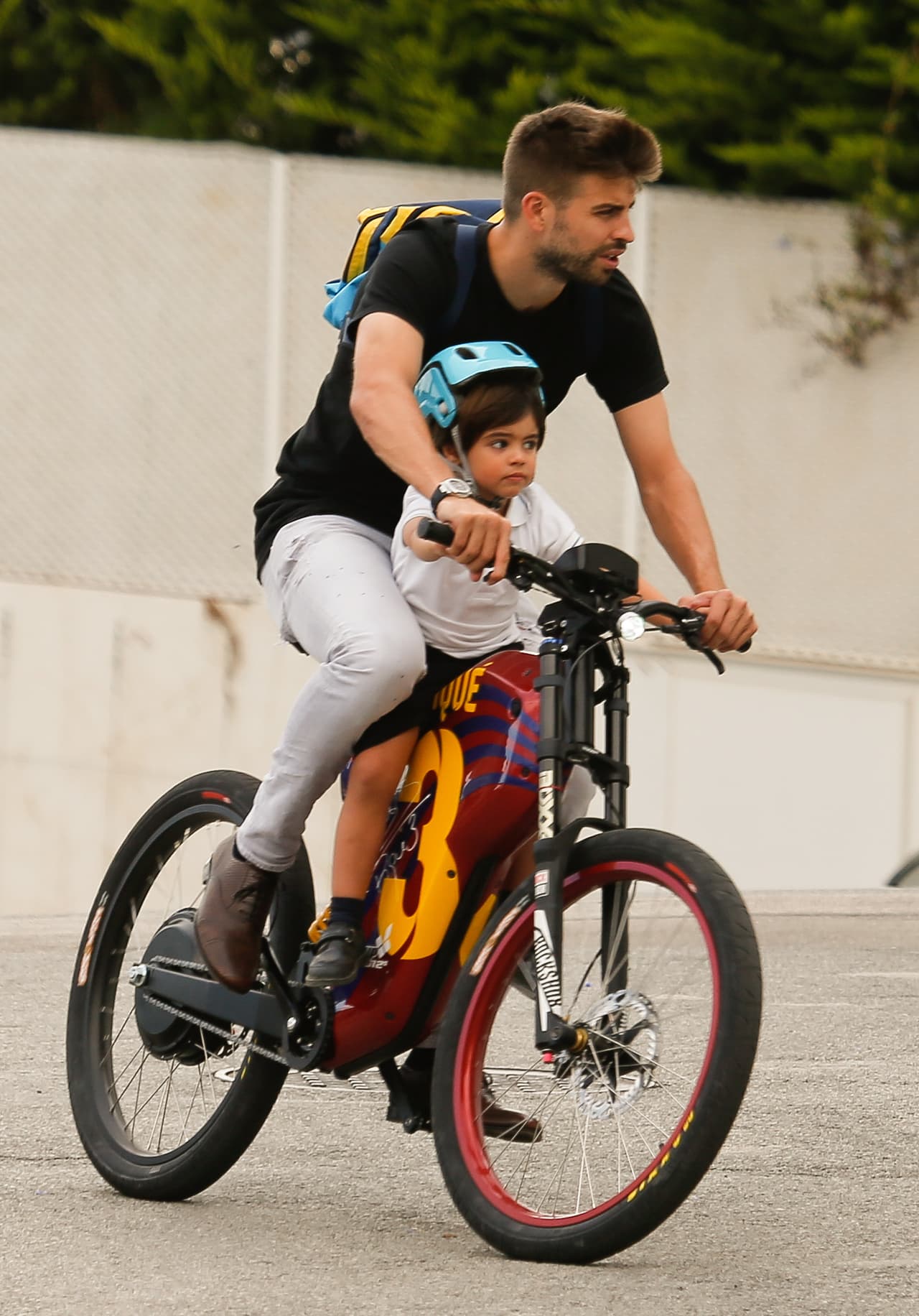 Photo © 2016 Quimi Ortiz/The Grosby Group EXCLUSIVE Barcelona, Sept 22, 2016 Soccer star, Gerard Pique arrives home driving a Barcelona FC customized bicycle after picking up his son Milan from school.