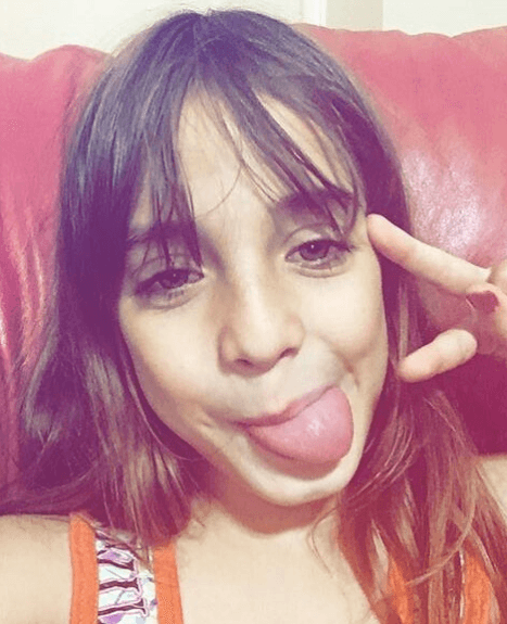 "A Maya le gusta mucho ver fotos de su mamá y su papá. Cuando ve donde están ellos tres, se sonríe, tal vez recordando los momentos felices que vivió con ellos [...]".