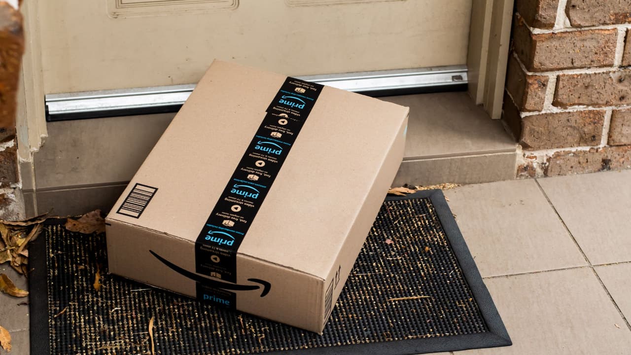 <b>Compartir detalles de seguimiento:</b> Si no estás en casa, puedes compartir los detalles de seguimiento de tus paquetes con amigos o familiares para que puedan recogerlos por ti. Esto es especialmente útil si vives en un vecindario donde las entregas frecuentes pueden ser un blanco fácil para los ladrones.