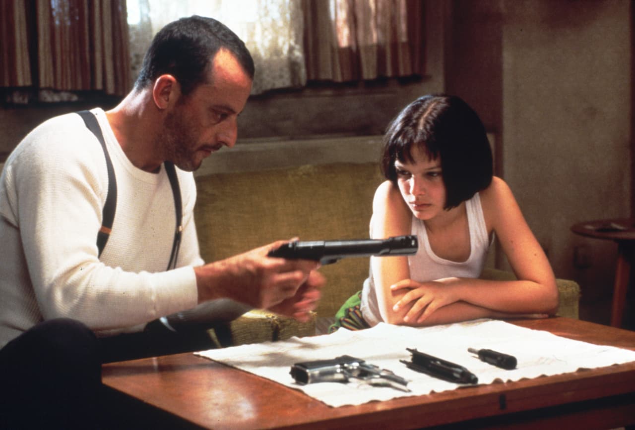 <b>‘León’</b> (1994)
<br>
<a href="https://www.univision.com/entretenimiento/cine-y-series/peliculas-natalie-portman-streaming-netflix">Natalie Portman</a> hizo su debut en la pantalla grande a la edad de 13 años, con la cinta de Luc Besson. En aquel entonces optó por cambiar su nombre de nacimiento (Neta-Lee Hershlag) por uno más comercial adoptando el apellido de su abuela.