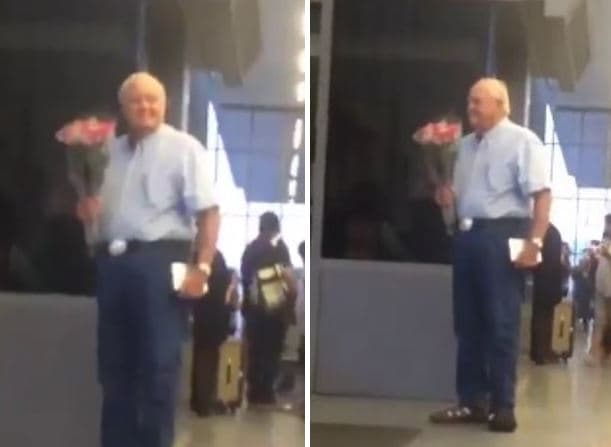 Hombre mayor espera su esposa con flores