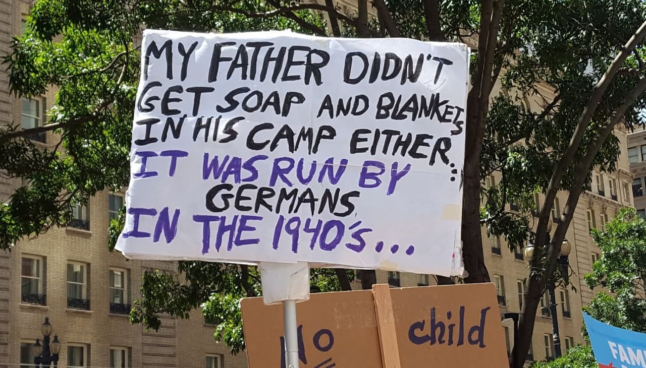 Uno de los manifestantes en San Francisco tenía una pancarta que decía “Mi padre tampoco tuvo jabón ni cobijas en su campamento. Fue administrado por alemanes en la década de 1940”, haciendo la comparación entre los campos de concentración nazis y los llamados centros de detención fronterizos.