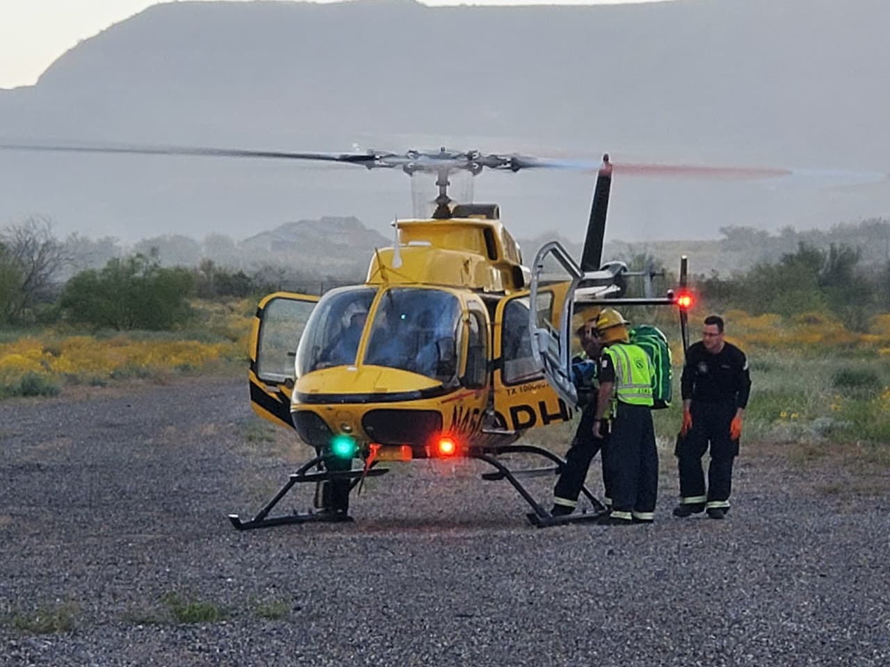 Bomberos rescatan a un niño mordido por una serpiente en un sendero de Arizona