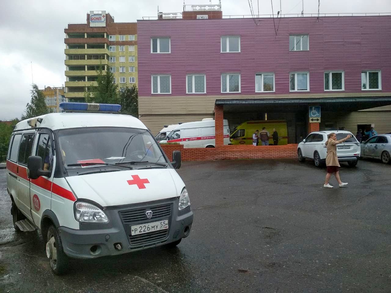 Una ambulancia estacionada junto a un edificio de la unidad de cuidados intensivos de un hospital donde Alexei Navalny fue hospitalizado en Omsk, Rusia, el jueves 20 de agosto de 2020.