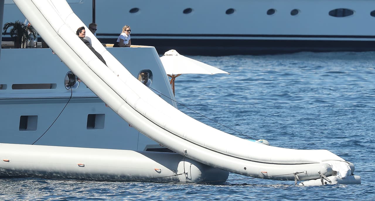 Después llegó el turno de Kris Jenner. Nota la poca emoción de la rubia al fondo.