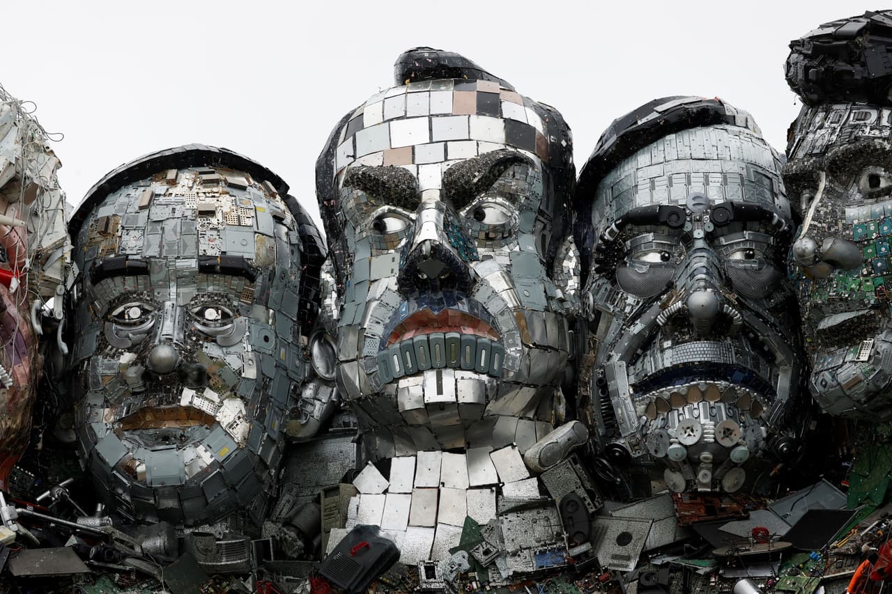 Emmanuel Macron (en el centro), primer ministro de Francia.
<br>
<br>Según un informe de las Naciones Unidas, en 2019 se generaron más de
<a href="https://www.itu.int/en/ITU-D/Environment/Pages/Spotlight/Global-Ewaste-Monitor-2020.aspx"><u>53 millones de toneladas de desechos electrónicos en todo el mundo</u></a>, más de 9 millones de toneladas más que cinco años antes.