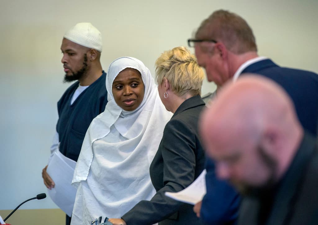 Siraj Ibn Wahhaj y Jany Leveille hablando con los abogados después de una audiencia en 2018.