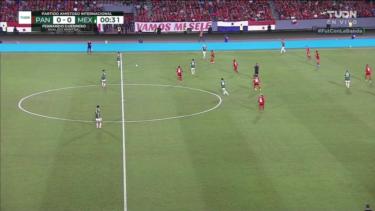 Arranca el partido y la pelota está en juego.