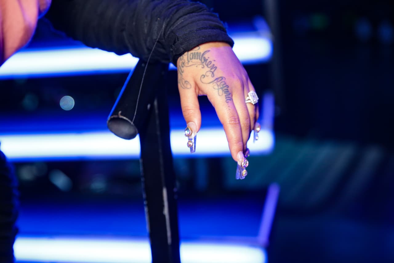 Las uñas son uno de sus detalles representativos de Karol, llegó a los ensayos con esta decoración de piedras en forma de corazón.