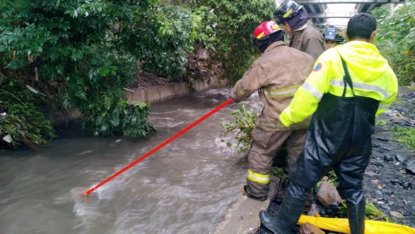 En la imagen Bomberos y funcionarios de Protección Civil del municipio de Tlalnepantla, Estado de México, en el centro del país, buscan a Ana Karen García de 19 años, quien fue arrastrada por una corriente de agua durante una tormenta el pasado 29 de agosto.