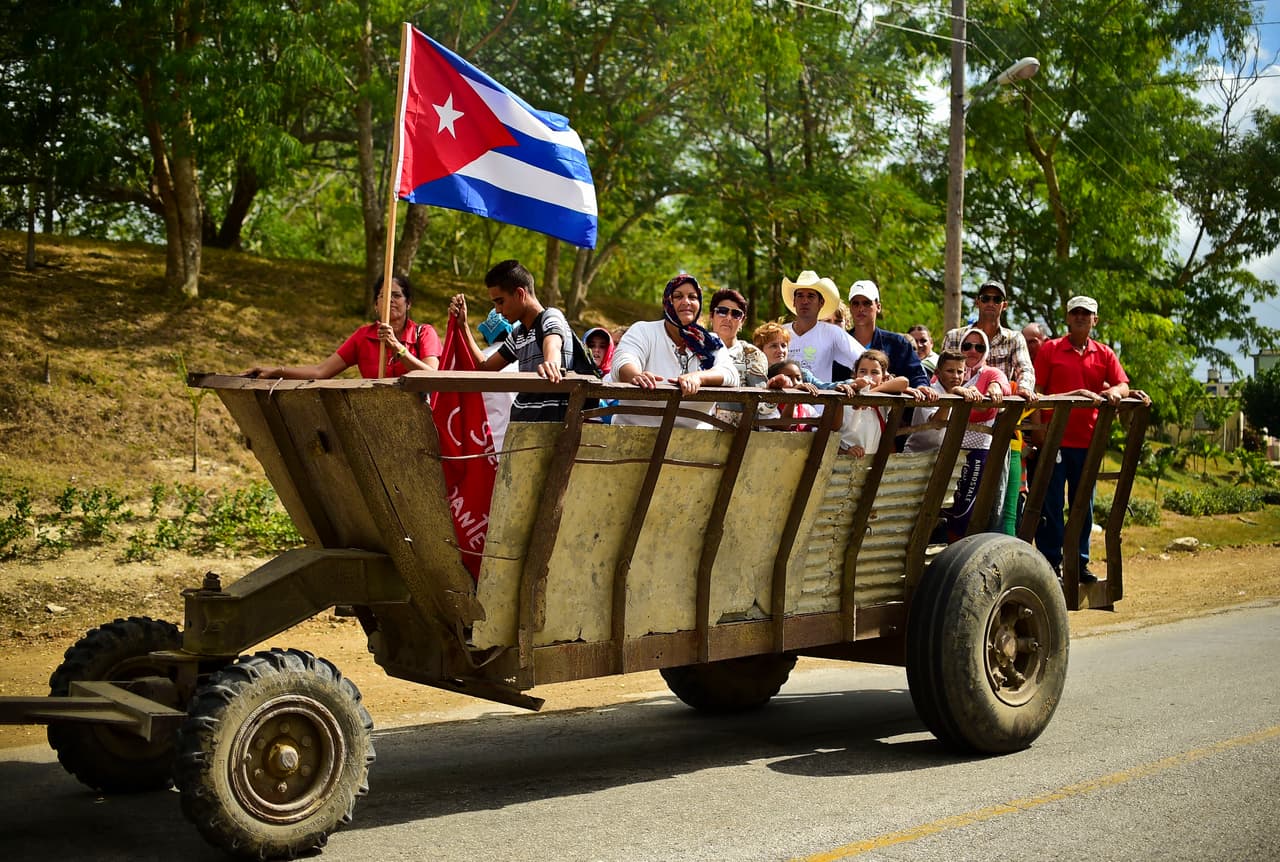 Habitantes de Jatibonico se desplazan a un punto de la carretera donde pasará la caravana fúnebre. 
<br>