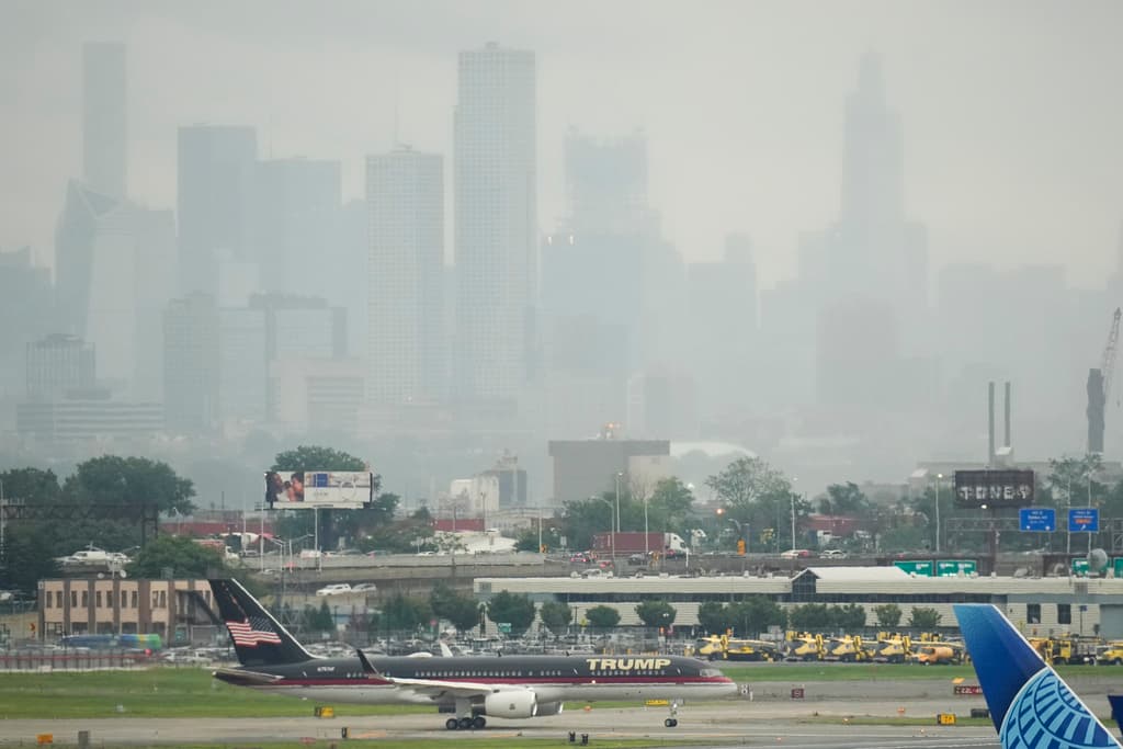 Desde Newark tomó su avión privado para luego entregarse en Georgia por cargos de que elaboró un plan ilegal para revertir los resultados de la elección de 2020.