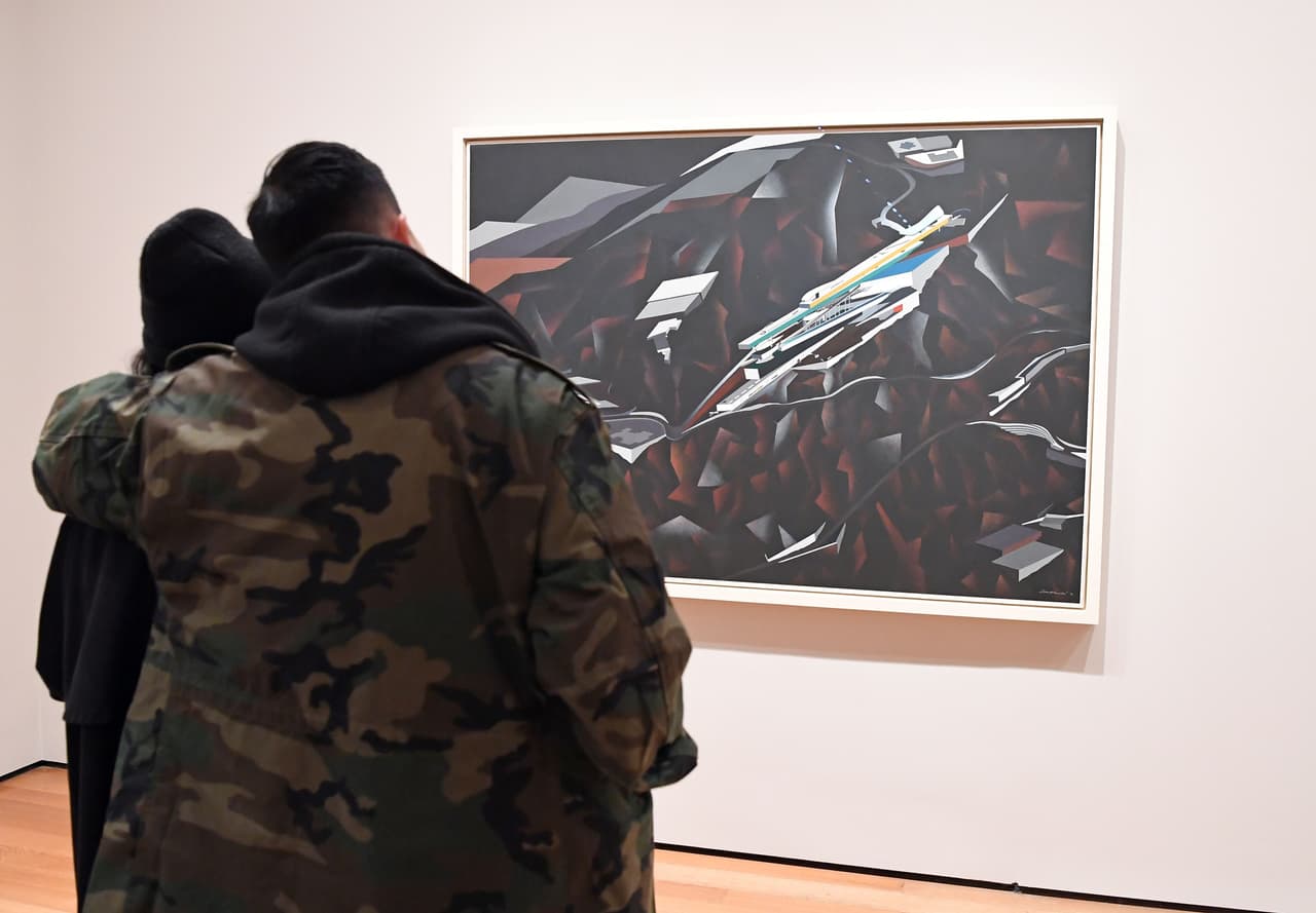 Este sábado, el Departamento de Seguridad Nacional (DHS) 
<b><a href="http://www.univision.com/noticias/inmigracion/las-aerolineas-comienzan-a-recibir-a-pasajeros-de-paises-de-mayoria-musulmana-vetados-por-trump">suspendió la implementación de la orden ejecutiva de Trump</a> </b>y las aerolíneas volvieron a admitir a los ciudadanos de los países afectados por el decreto. Sin embargo, el presidente y el departamento de Justicia aseguraron que apelarían la decisión judicial para volver a imponer el veto. En la imagen, una pareja observa una obra del arquitecto iraquí Zaha Hadid 'The Peak Project, Hong Kong China, 1991'.