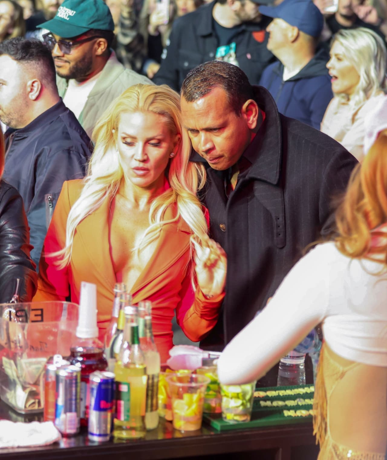 El exjugador de béisbol escuchó con atención lo que la coach de fitness quería probar de la barra de mixología durante su velada.