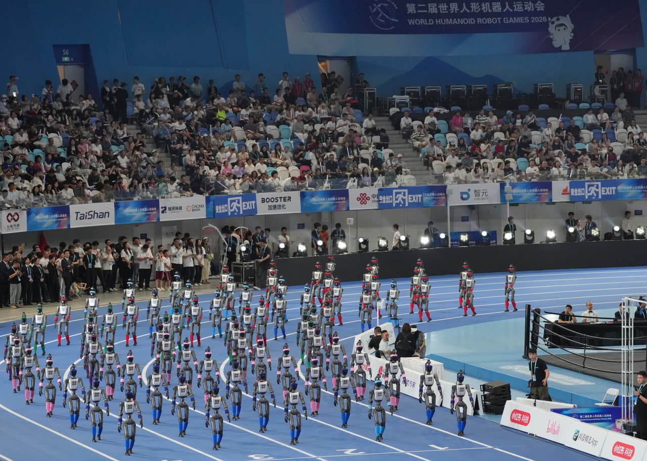 Robots desfilan durante la ceremonia de apertura de los Juegos Mundiales de Robots Humanoides en Pekín.