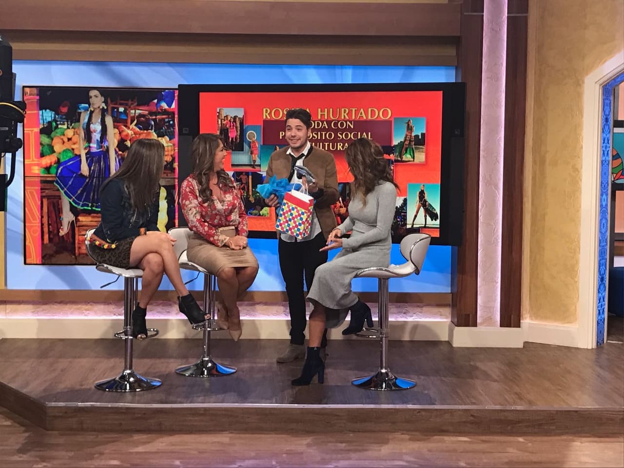 William recibió un bello regalo de la diseñadora de modas Rosita Hurtado.