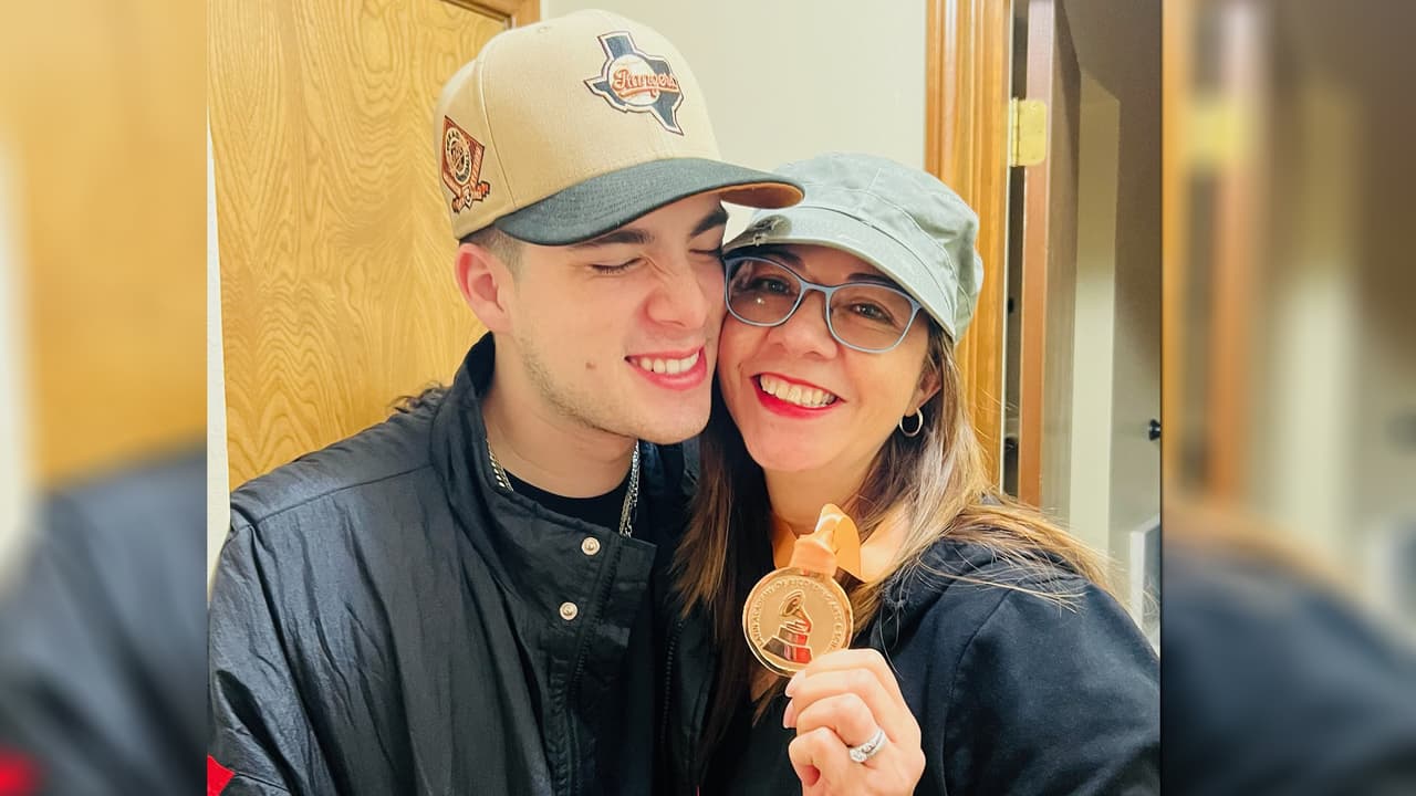 El joven comparte con su mamá la medalla del Latin Grammy que ganó por su colaboración con Daddy Yankee.