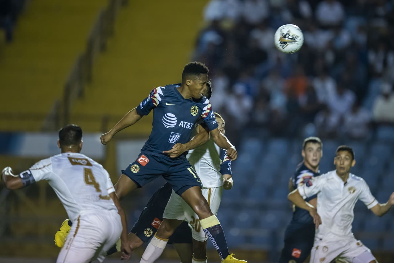 Andrés Ibarguen se levanta en el área rival pero el remate sale demasiado desviado.