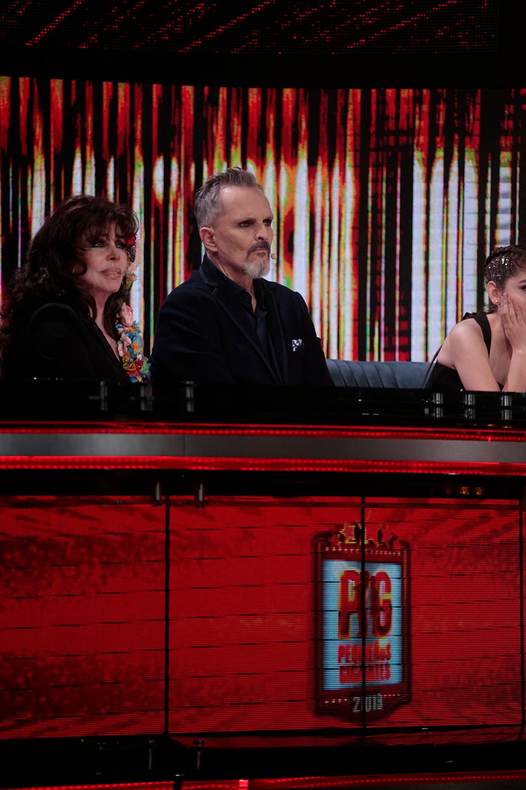 El cantante no paraba de lanzarles halagos por su número musical: "Han estado las dos impresionantes".