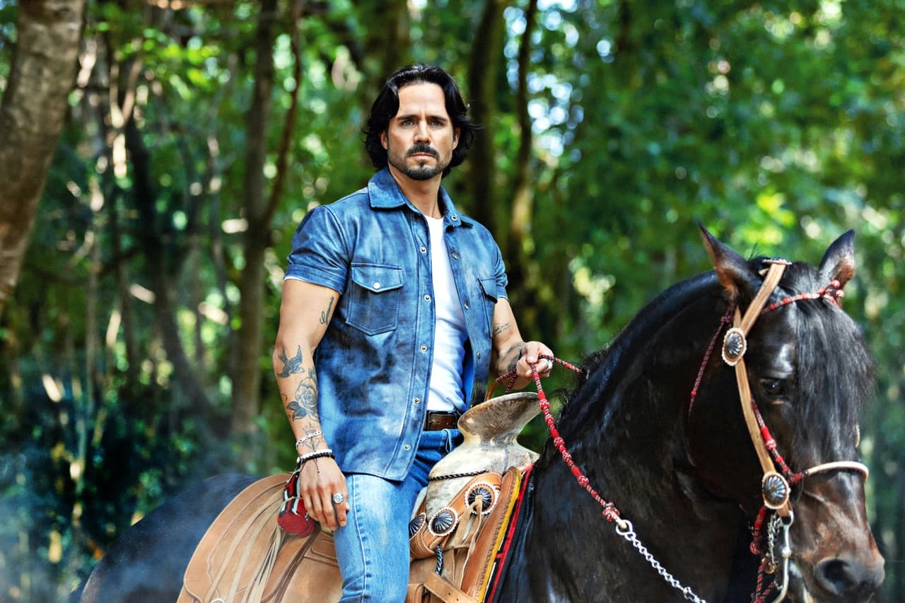 Tras tener un periodo de soltería después de su ruptura con la actriz y cantante Jessica Díaz, José Ron disfruta de un nuevo romance.